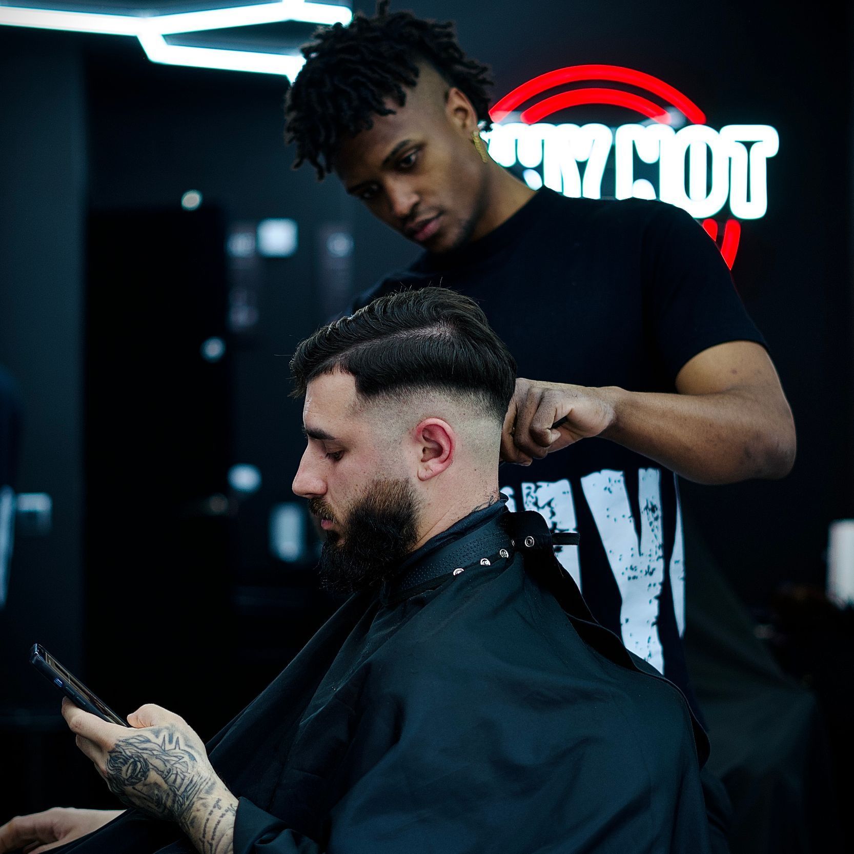 Barbero de WHY NOT realizando un degradado
